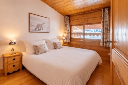 Chambre chalet cosy à Arc 1800 avec vue montagne, literie blanche et décor alpin chez Cosyarc.