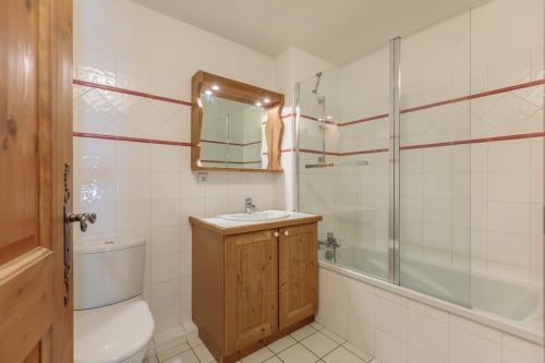 Salle de bain moderne de l'appartement Le Saint-Bernard de Cosyarc à Arc 1800 avec vasque en bois et douche à l'italienne
