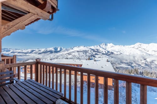 Balcon en bois surplombant les montagnes alpines enneigées à Cosyarc, Bourg-Saint-Maurice
