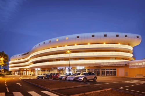 Architecture contemporaine épurée de l'hôtel Agde Luxury Loc à Cap d'Agde, illuminé au crépuscule avec parking