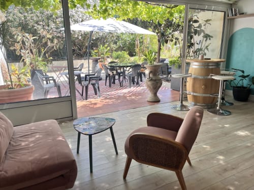 La suite L.O.V.E de Casa Monica à Cargèse propose un salon élégant avec terrasse vue mer, mobilier contemporain et coin repas en extérieur