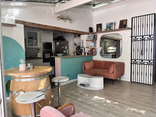 Chambre L.O.V.E contemporaine à la Casa Monica de Cargèse avec accents turquoise, table tonneau, canapé terracotta et kitchenette