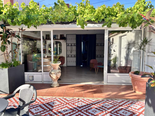 Terrasse Casa Monica à Cargèse avec vue mer, salle à manger extérieure, pergola viticole et mobilier moderne