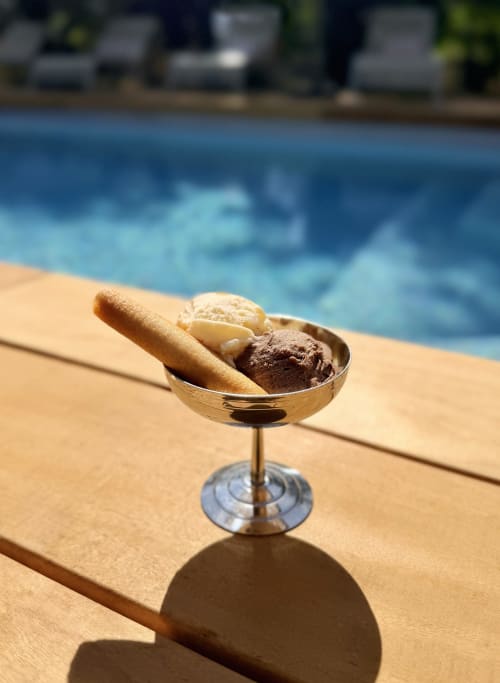Élégant dessert avec boules de glace et bâtonnet croustillant au bord de la piscine de la Maison Mansel, Mesnil-en-Ouche
