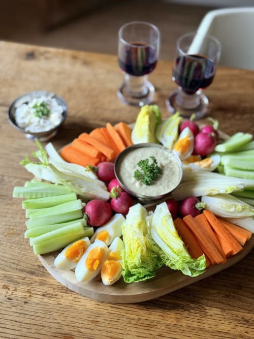 Plateau de crudités avec trempettes et vin rouge à la Maison Mansel, Mesnil-en-Ouche
