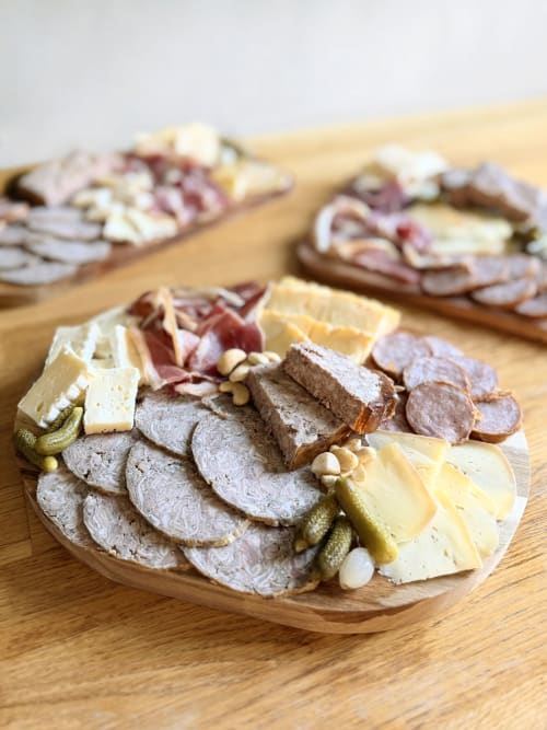 Plateau de charcuterie avec viandes cured, fromages et cornichons à la Maison Mansel B&B, Mesnil-en-Ouche