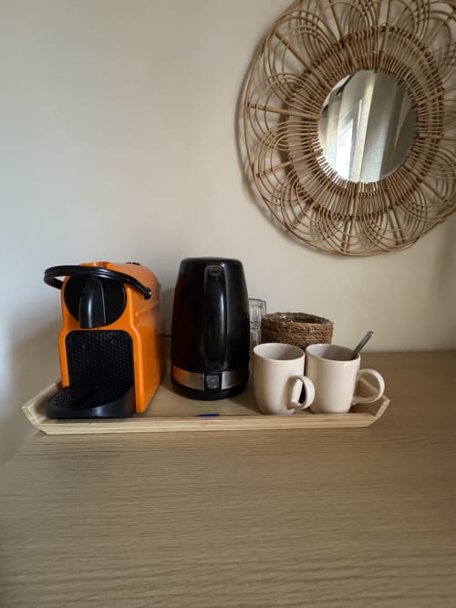 Cafetière et tasses sur plateau en bois à la maison d'hôtes Domaine d'Olga à Aniane, France