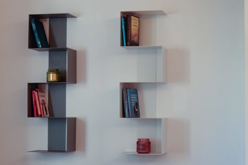 Modern wall shelving with books and decor in Pescara INN Family Connecting Suite