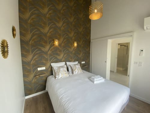 Modernes Schlafzimmer mit Goldblatt-Tapete, Queensize-Bett und ensuite Bad im La Maison Blanche in Bouguenais