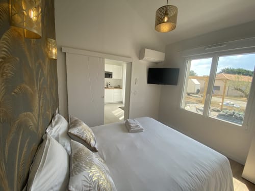 Helles Schlafzimmer in der La Maison Blanche B&B in Bouguenais mit Queensize-Bett, Gartenblick, TV, Klimaanlage und Küchenzeile