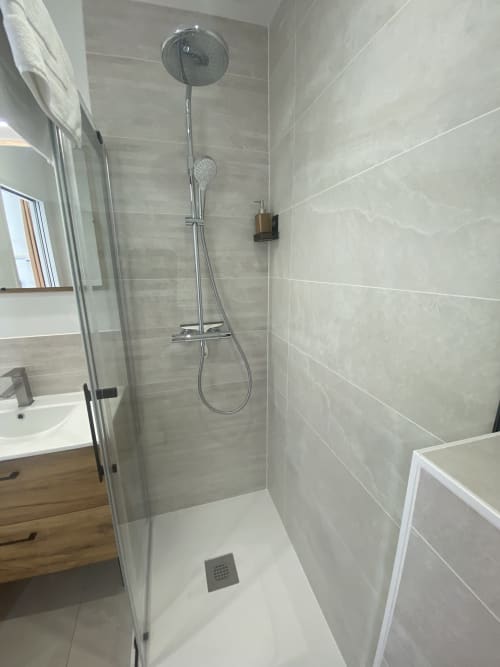 Modernes Duschbad mit Regenduschkopf und Handbrause im Apartment La Maison Blanche, Bouguenais