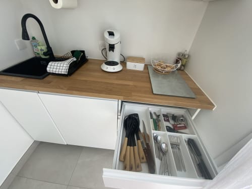 Küchentheke der Wohnung La Maison Blanche mit Kaffeemaschine, Besteckschublade und Tischzubehör in Bouguenais