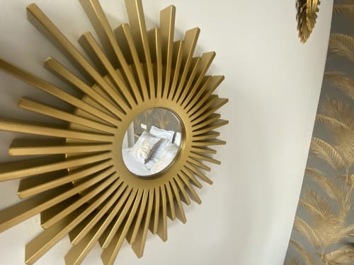 Goldener Strahlenspiegel spiegelt das Schlafzimmer mit Kissen im Apartment La Maison Blanche in Bouguenais