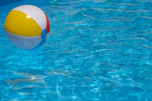 Pallone da spiaggia colorato galleggia in una piscina cristallina al Corte Baruzzo Relais di Volta Mantovana