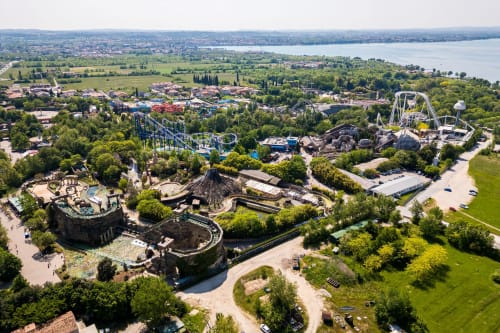 Vista aerea del parco tematico Europa Park presso Corte Baruzzo Relais a Volta Mantovana, Italia, con montagne russe, giardini e