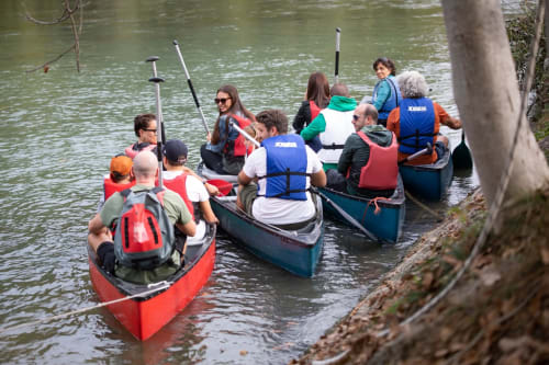Escursione in canoa di gruppo sul fiume presso Corte Baruzzo Relais a Volta Mantovana, Italia