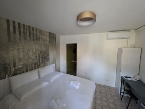 Camera moderna a Domus Galla Placidia a Ravenna con letto queen, vista sulla città, aria condizionata e scrivania
