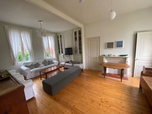 Spacieux séjour lumineux du Gîte Presbytère de l'hôtel Hidden Bay à Cayeux-sur-Mer avec parquets, canapés et mobilier d'époque
