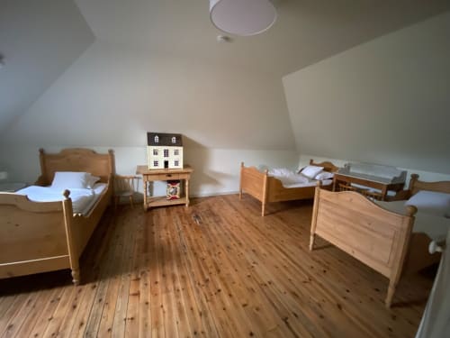 Chambre mansardée du Gîte Presbytère à Hidden Bay Hotel, Cayeux-sur-Mer, avec lits en bois et maison de poupée