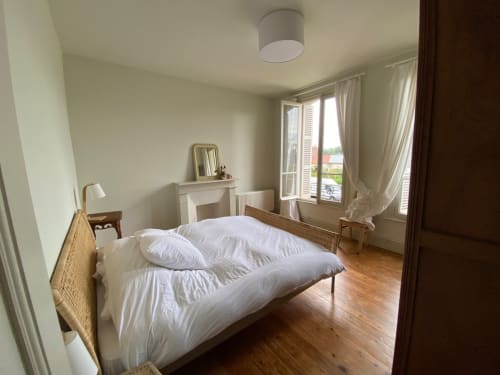 Chambre lumineuse du Gîte Presbytère de Hidden Bay Hotel à Cayeux-sur-Mer avec lit en bois, literie blanche et fenêtres