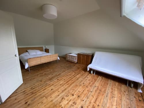 Chambre spacieuse du Gîte Presbytère à Hidden Bay Hotel, Cayeux-sur-Mer, avec parquet et plusieurs lits