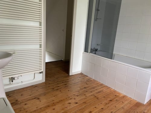 Salle de bains spacieuse au Gîte Presbytère de Hidden Bay Hotel, Cayeux-sur-Mer, avec parquet, carrelage blanc et chauffage