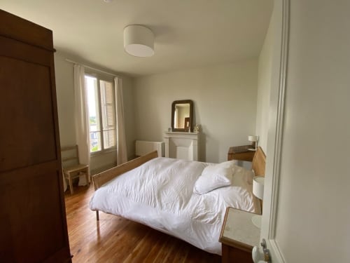 Chambre lumineuse du Gîte Presbytère à l'Hôtel Hidden Bay, Cayeux-sur-Mer, avec literie blanche, parquet et cheminée