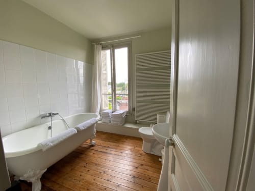 Salle de bain spacieuse au Gîte Presbytère, Hidden Bay Hotel à Cayeux-sur-Mer, avec baignoire, toilettes et radiateur sèche-serviettes