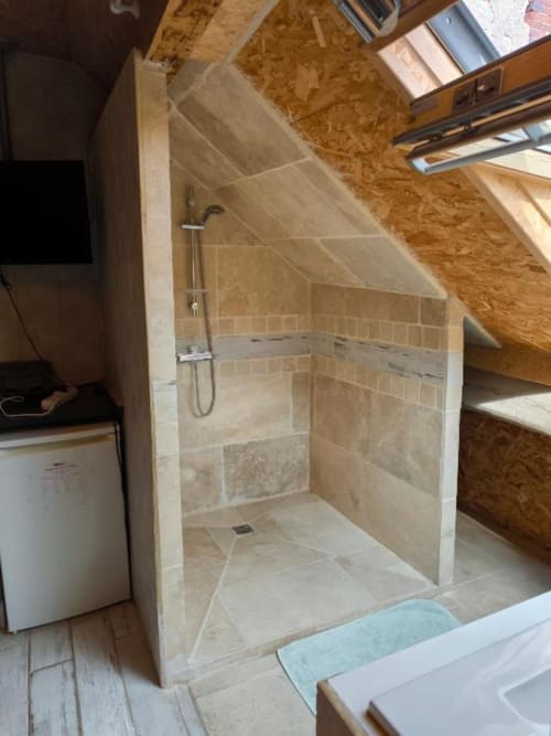 Douche spacieuse avec carrelage beige et pomme de douche effet pluie à Studio Kaan', Madiana 89 BnB à Bellechaume