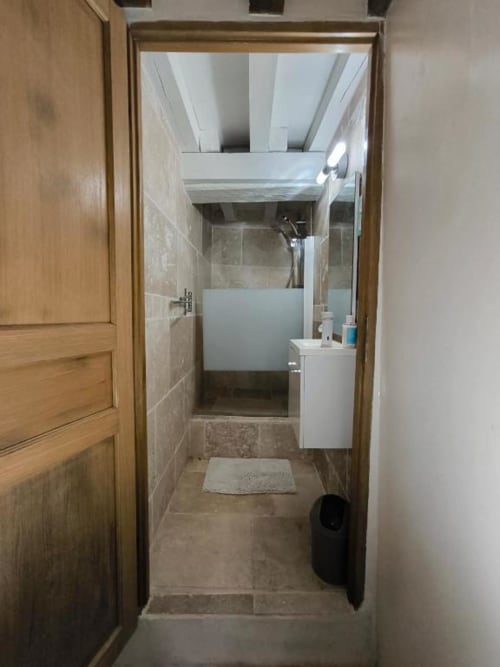 Salle de bain moderne de la Chambre Coco à Madiana 89 B&B, Bellechaume, avec douche, lavabo et carrelage