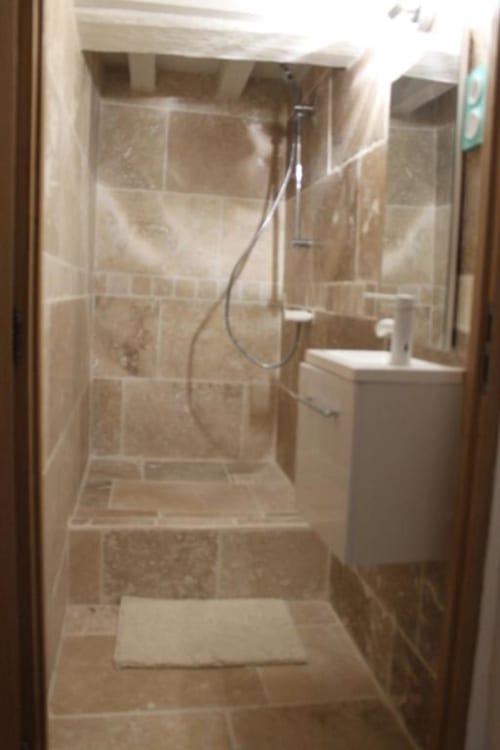 Salle de bains moderne à la Chambre Coco de Madiana 89 B&B avec douche carrelée, lavabo et toilettes à Bellechaume
