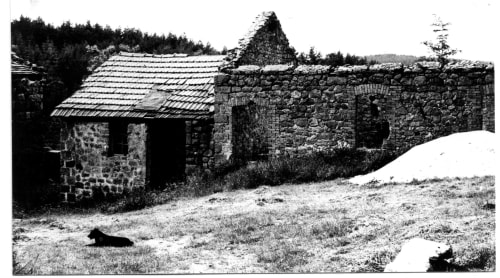 Bâtiments en pierre historiques du gîte Domaine De Maleval à Mars, France, entourés par la campagne.