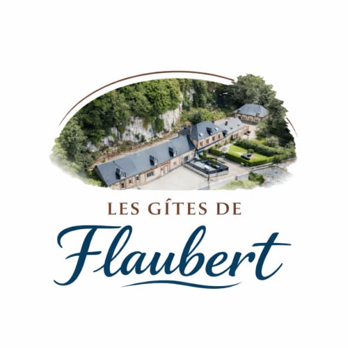 Les Gîtes de Flaubert, manoir de pierre luxueux aux toits d'ardoise, niché sous les falaises blanches du Héron, France