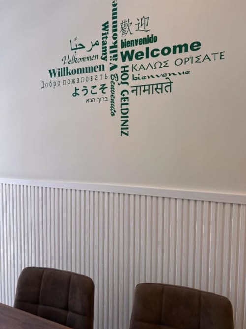 Decalcomania murale con 'Benvenuti' in più lingue presso l'Anima Est B&B di Napoli