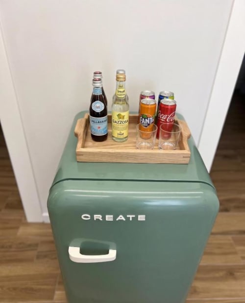Mini frigo CREATE verde salvia con vassoio di legno con bevande presso l'hotel Anima Est Napoli