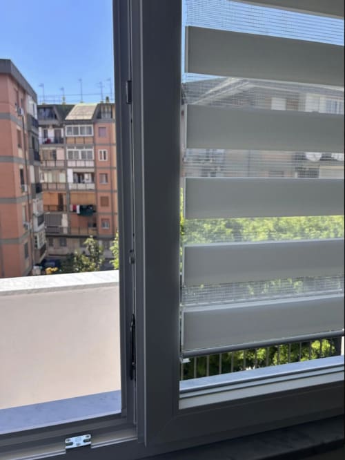 Finestra moderna con tende a rullo con vista sui palazzi di Napoli presso la boutique bed and breakfast Anima Est