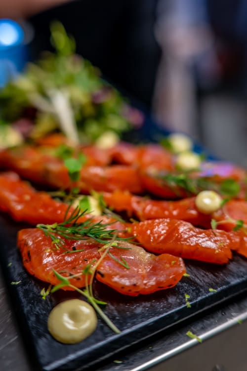 Plateau de charcuterie de l'hôtel Lieu-dit Boulage à Marquefave en France avec viandes séchées, herbes et aïoli
