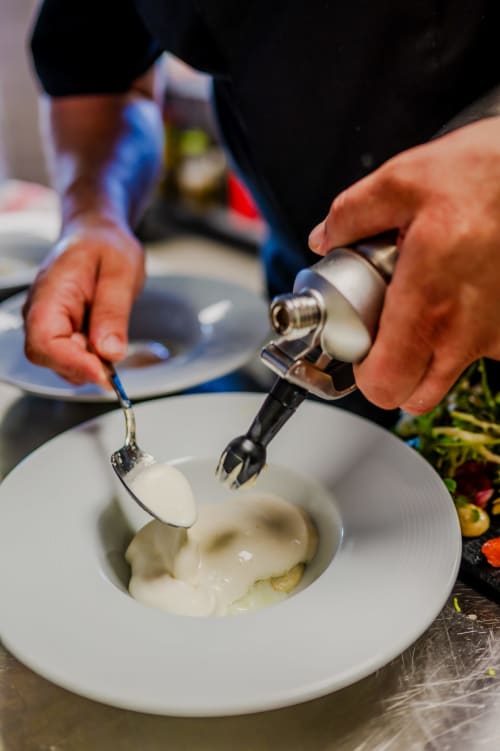 Chef dressant la mozzarella au restaurant de l'hôtel Lieu-dit Boulage à Marquefave, France