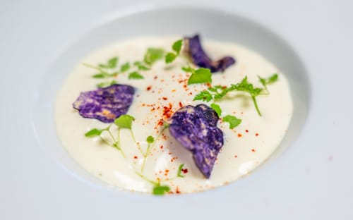 Velouté servi en assiette garni de chips de légumes violets et de micro-pousses au Lieu-dit Boulage, Marquefave