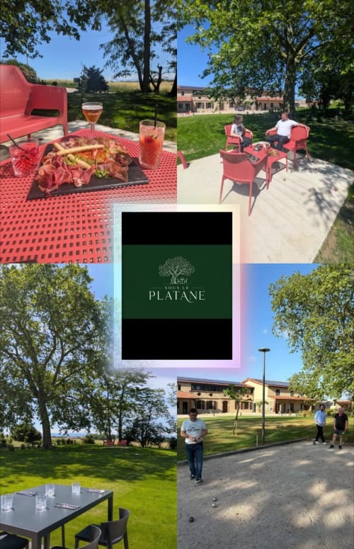Hôtel Lieu-dit Boulage à Marquefave : repas en plein air avec chaises rouges, vues sur la campagne et pelouses entretenues.