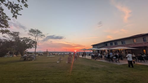 Événement en plein air au coucher de soleil à l'hôtel Lieu-dit Boulage à Marquefave, France, avec des invités dînant sur la terrasse en gazon
