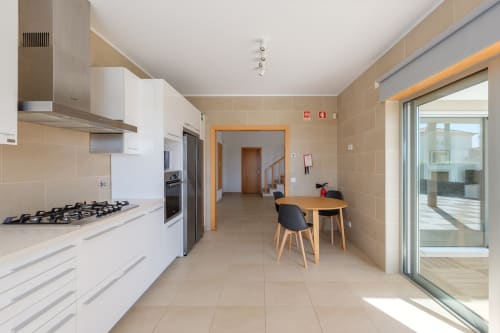 Cozinha moderna e área de refeições da Marvellous Villa em Be SilverCoast, Serra D'El Rei, Portugal