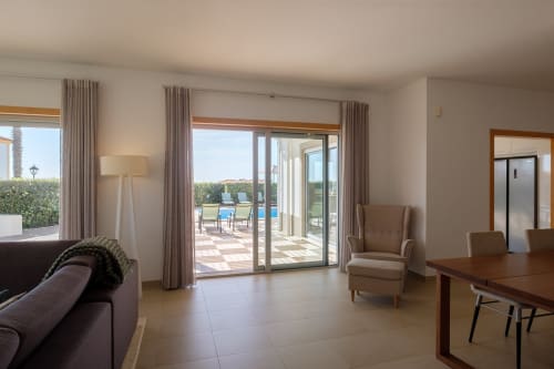 Espaçosa sala de estar da villa em Be SilverCoast com vista para a piscina, móveis modernos e acesso ao terraço privado