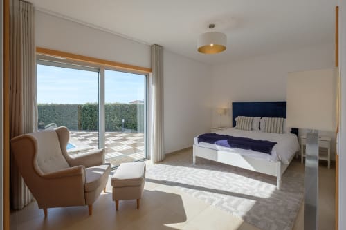 Quarto de luxo na villa Be SilverCoast em Serra D'El Rei com vista para o terraço, móveis modernos e acesso à piscina