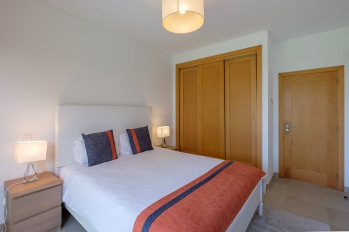 Quarto moderno na Marvellous Villa em Be SilverCoast, Serra D'El Rei com cama queen, guarda-roupas em madeira e design contemporâneo