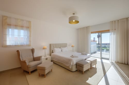Quarto moderno e luminoso na villa Be SilverCoast com vista para o terraço, móveis em tons creme e beges