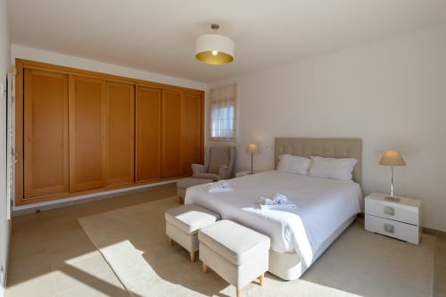 Quarto espaçoso na Villa Marvellous em Be SilverCoast, Serra D'El Rei com guarda-roupa de madeira, cama e área de estar