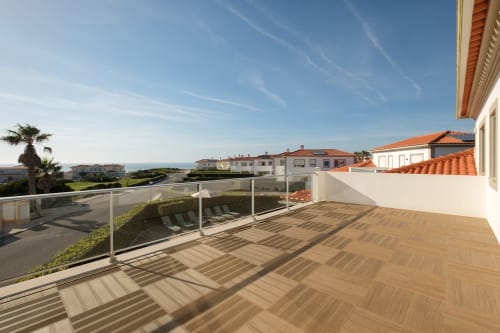 Terraço de villa moderna do hotel Be SilverCoast com vista para o oceano, espreguiçadeiras e móveis contemporâneos em Serra D'El Rei