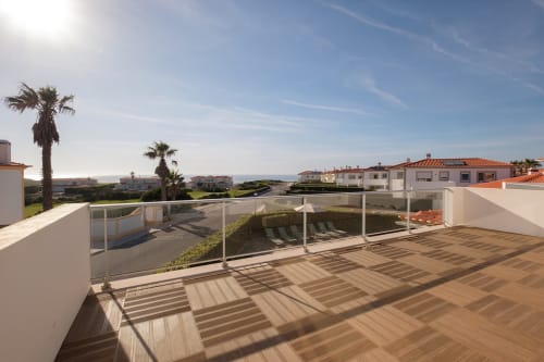 Magnífica varanda de villa em Be SilverCoast com deck em madeira, guarda-corpo de vidro e vista para piscina com vista para Serra D'El Rei