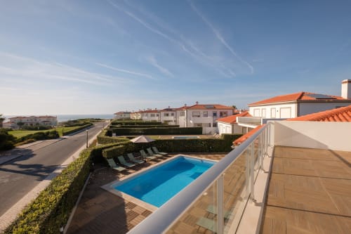 Piscina privada da villa Be SilverCoast em Serra D'El Rei, Portugal com vista para o oceano e espreguiçadeiras